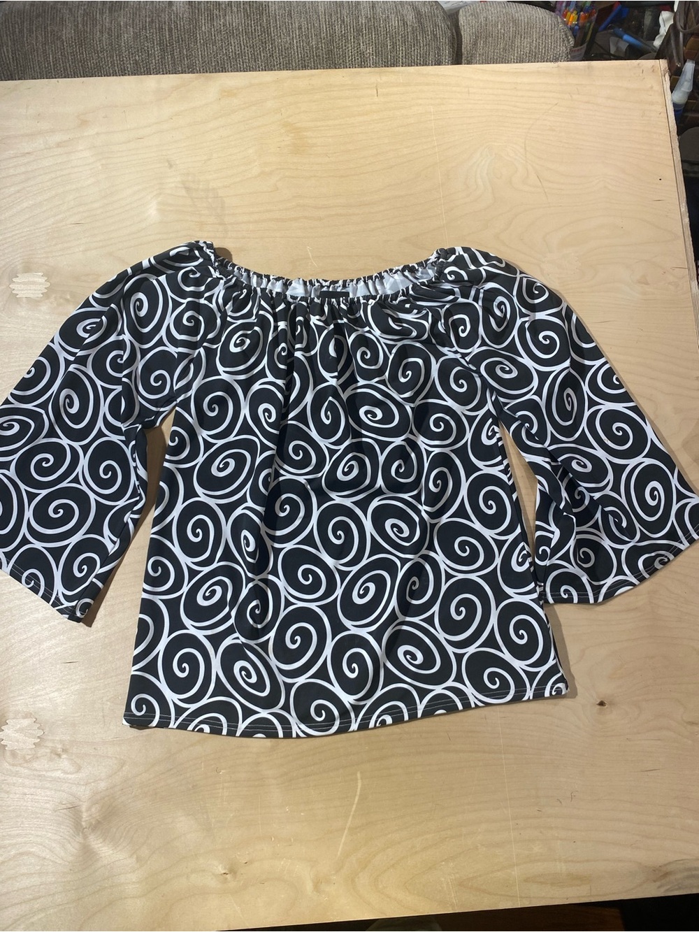 Erma’s Closet Black & White Swirl Off-Shoulder Women’s Top Large (SE)